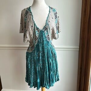Free Peoplee Wild World Deep V neck smock dress short kimono sleeves small EUC